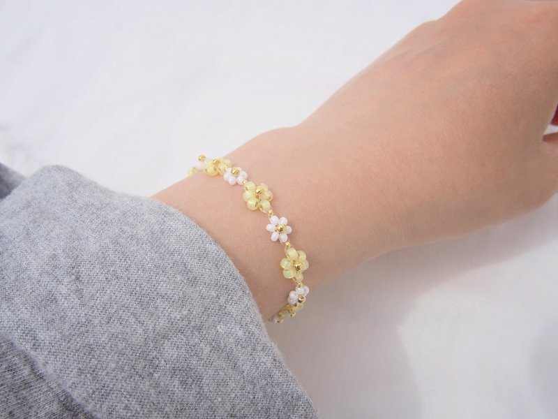ビーズブレスレット　【　黄色いお花　】　マグネット金具　ペアアクセサリー　フラワー　バングル - 手鍊/手環 - 其他材質 黃色