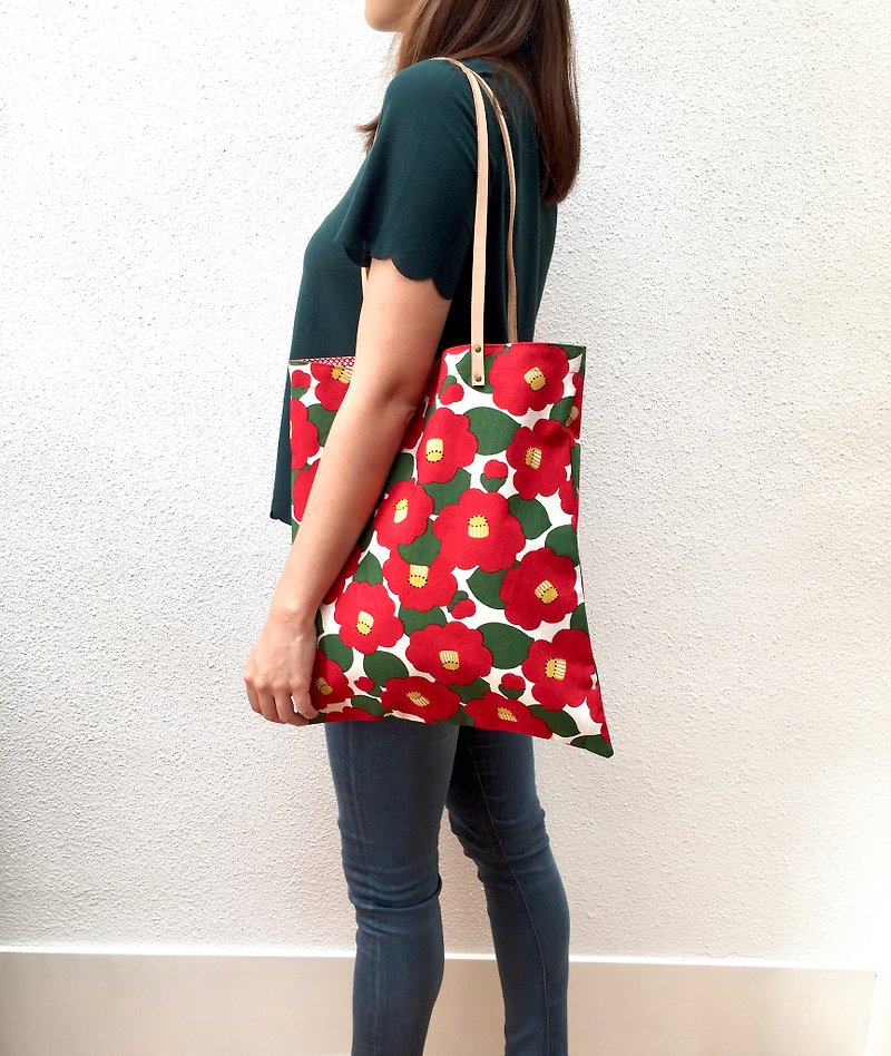 Camellia print tote bag with leather straps. Limited. - กระเป๋าแมสเซนเจอร์ - ผ้าฝ้าย/ผ้าลินิน สีแดง