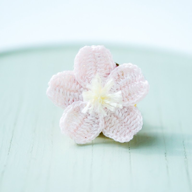 Sakura tuck pin (made to order, cherry blossoms, flowers, flower motifs, spring, light pink, hand-knitted, seasonal) - Brooches - Thread Pink
