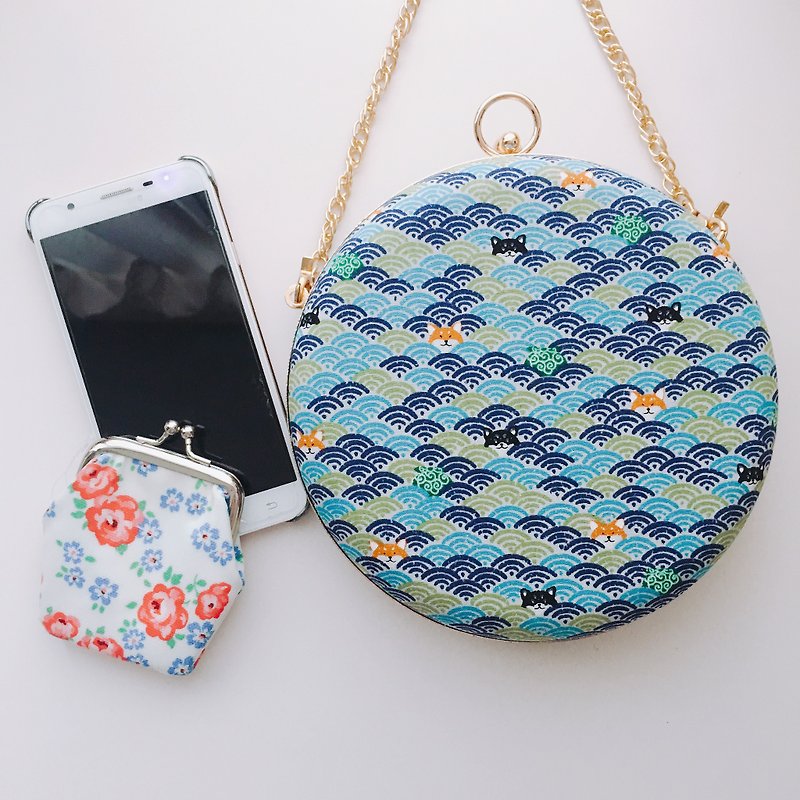 Wave Shiba Inu Small Round Bag - Handle / Crossbody - กระเป๋าแมสเซนเจอร์ - ผ้าฝ้าย/ผ้าลินิน สีน้ำเงิน