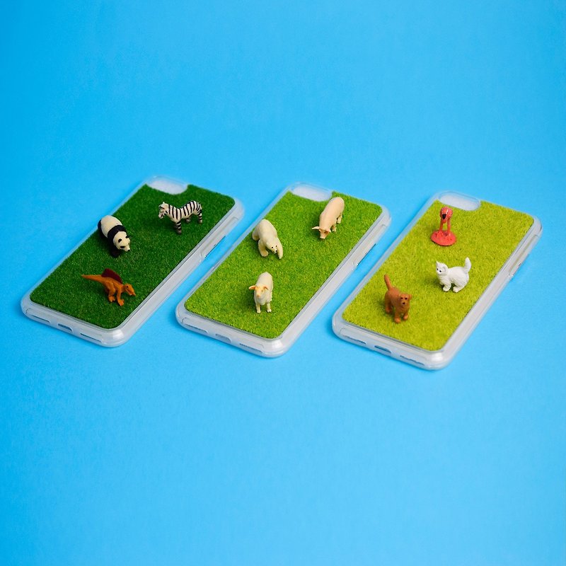 Shibaful PLAY with Animal for iPhone 7/8 Plus Drop-proof Turf Phone Case with Animal Miniature - เคส/ซองมือถือ - วัสดุอื่นๆ สีเขียว