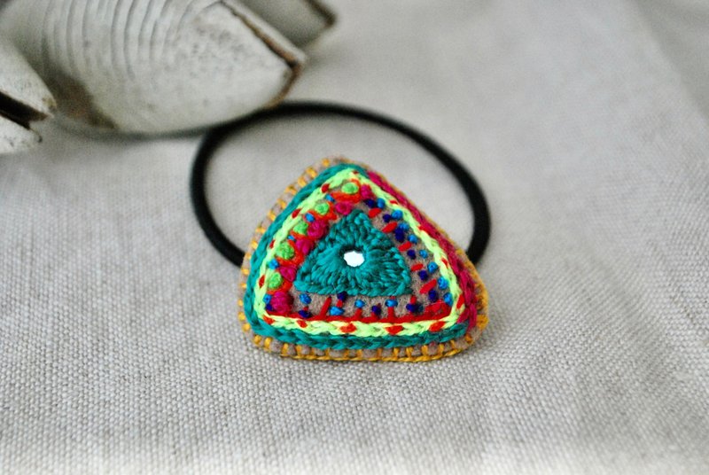 小さな刺繍ヘアゴム三角　ミラー刺繍　蛍光色 - 髮圈/髮夾 - 繡線 多色