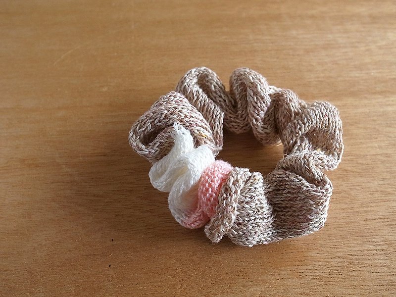 Hand knit linen chouch peach - เครื่องประดับผม - ผ้าฝ้าย/ผ้าลินิน สึชมพู