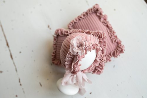 Divaprops Pink cap with pillow for newborn girls:the perfect outfit for a girl