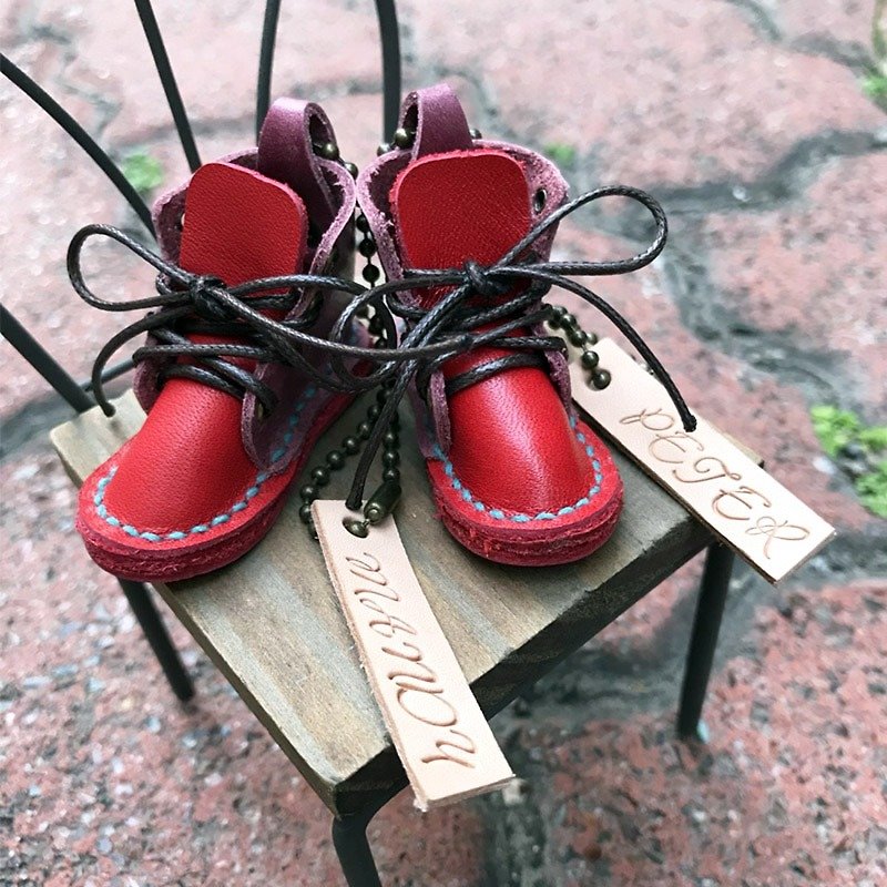 DUAL - 革小物/真皮手縫皮革小鞋子吊飾/成雙成對免費刻字-喜紅 (聖誕節、畢業禮物、教師節、設計師) - 鑰匙圈/鎖匙扣 - 真皮 紅色