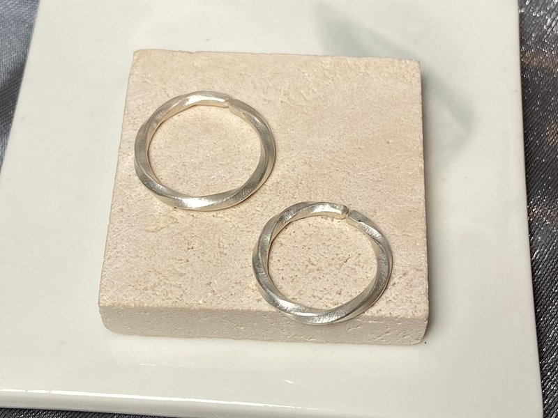 Sterling silver twist ring (couple ring) - แหวนทั่วไป - โลหะ สีเงิน