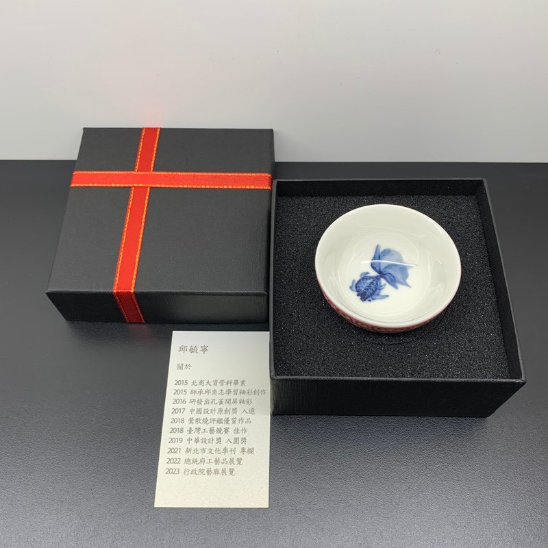 手繪金魚 孔雀開屏 迷你杯 60ml 邱毓寧 鶯歌燒 A27 - 茶壺/茶杯/茶具 - 瓷 多色
