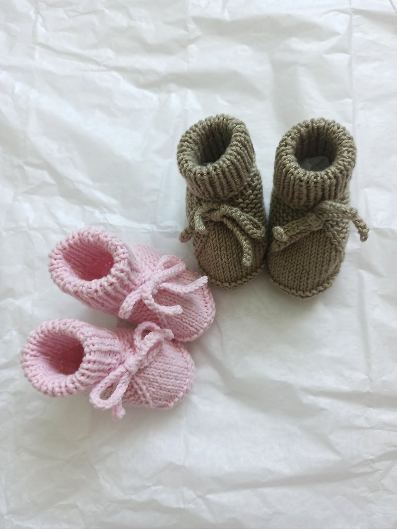 Booties for newborns. Knitted socks for the baby. Warm booties for girls. - ถุงเท้าเด็ก - ผ้าฝ้าย/ผ้าลินิน สึชมพู