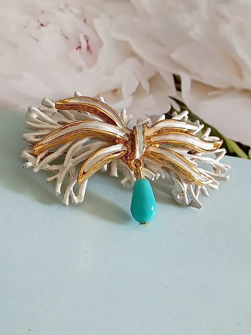 vintage jewelry white enamel coral pin - เข็มกลัด - โลหะ 