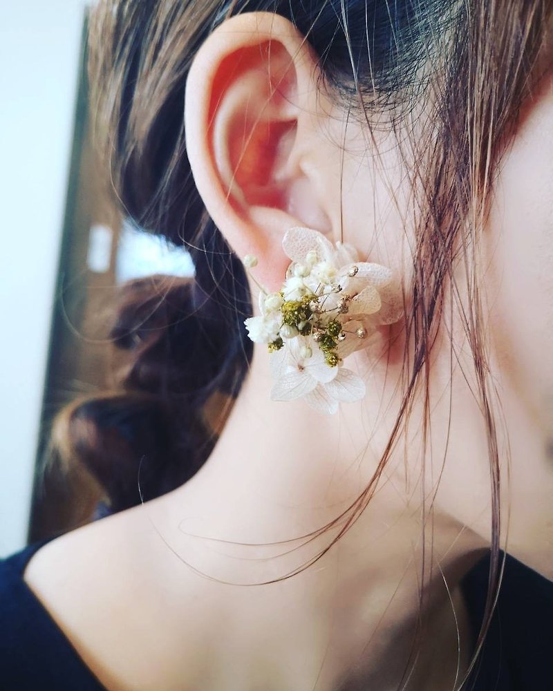 Flower Clip-On with matcha latte and roasted green tea latte as motifs / Metal allergies are also supported - Earrings & Clip-ons - Plants & Flowers Khaki