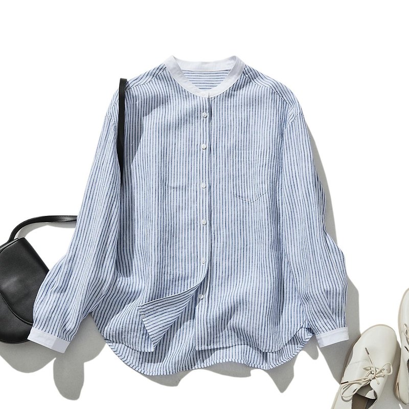 A loose-fitting striped shirt with a sophisticated look in white and blue 240313-2 - เสื้อเชิ้ตผู้หญิง - ผ้าฝ้าย/ผ้าลินิน สีน้ำเงิน