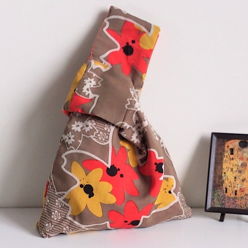 Knot Bag (Double-sided: Autumn-feel floral print x Orange) - กระเป๋าถือ - ผ้าฝ้าย/ผ้าลินิน 