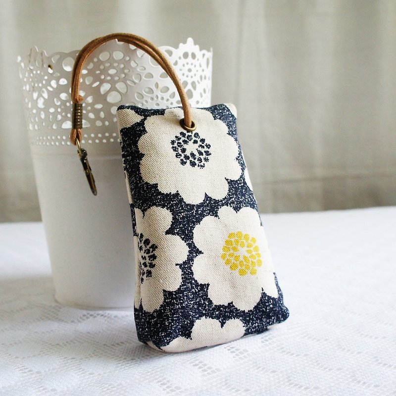 Lovely [Japanese cloth] flower three-dimensional tea bag zipper key bag, ID card available, black - Keychains - Cotton & Hemp Black