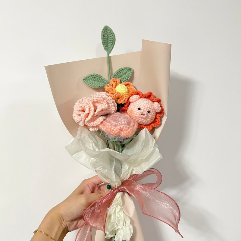 Crochet Carnation Pig Bouquet - ช่อดอกไม้แห้ง - ผ้าฝ้าย/ผ้าลินิน สึชมพู