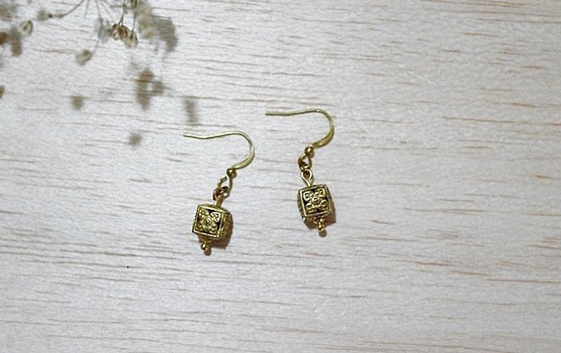 Pure brass carved * * - hook earrings - ต่างหู - โลหะ สีเหลือง