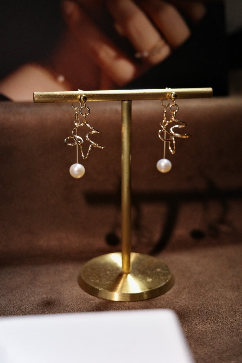 くるくる旋律 2wayパールピアス 14KGF - ピアス・イヤリング - 真珠 ホワイト