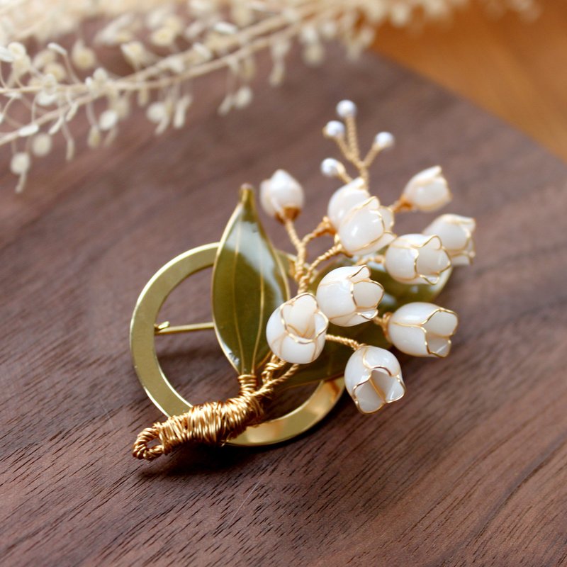 【Lily of the valley brooch】Lily of the valley circle handmade Bronze resin brooch - Brooches - Resin White