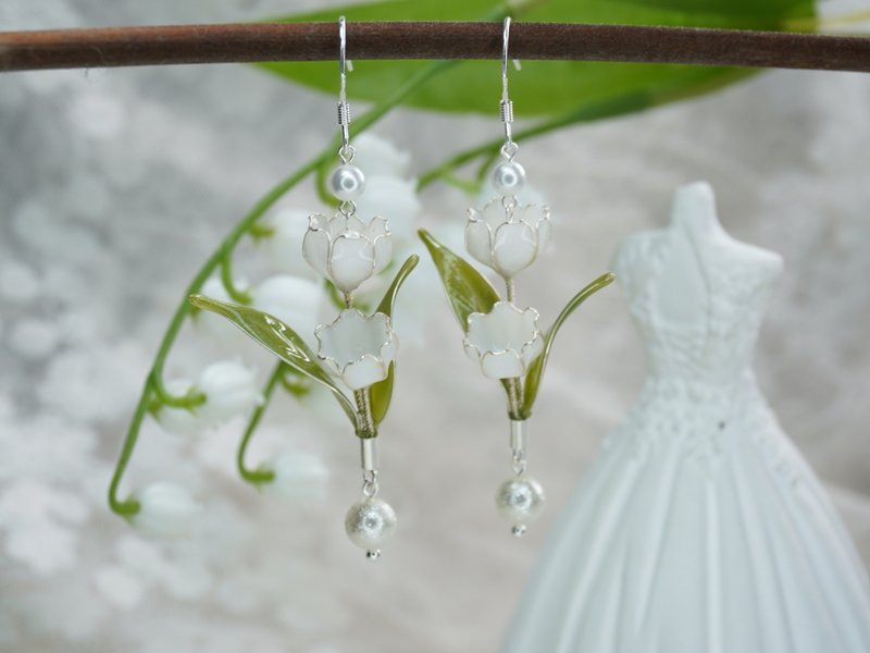 [Six-petal silver lily of the valley] Handmade original earrings Bronze resin bridal elegant earrings/ear clips - Earrings & Clip-ons - Resin White