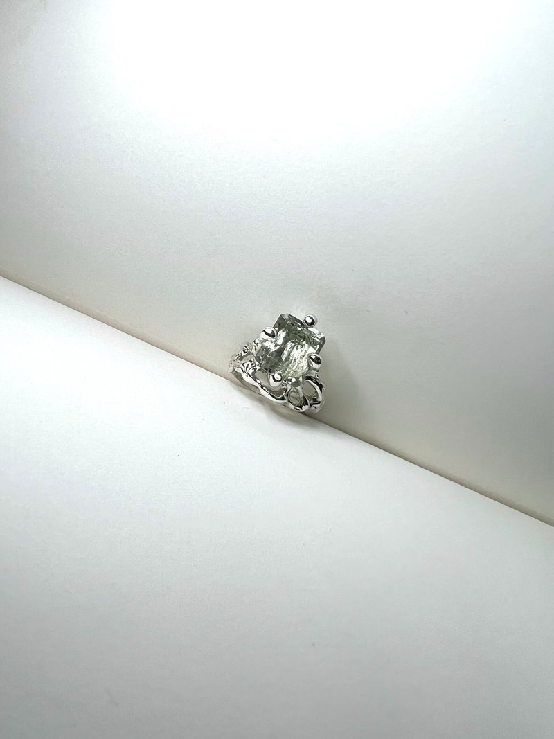 Green Quartz green crystal sterling silver prong set hollow pattern ring - แหวนทั่วไป - เครื่องเพชรพลอย สีเขียว