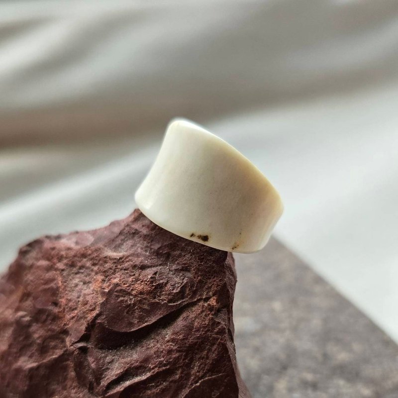 Deer antler plain ring, size 10.5 - แหวนทั่วไป - วัสดุอื่นๆ ขาว