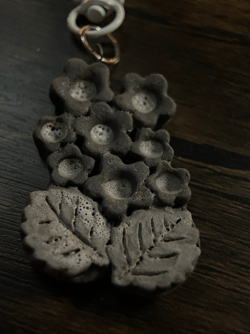 Ceramic Flower Keychain - Off-White | Hand-kneaded Ceramic - Keychains - Pottery Gray