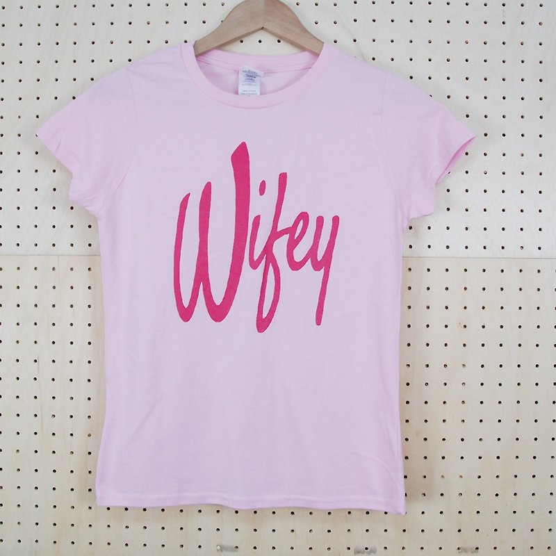 New Designer-T-shirt: 【Wifey】 Short Sleeve T-shirt "Neutral / Slim" (Pink) -850 Collections - เสื้อยืดผู้หญิง - ผ้าฝ้าย/ผ้าลินิน สึชมพู
