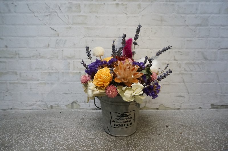 Tinplate bucket with dried flowers in spring - ของวางตกแต่ง - พืช/ดอกไม้ 