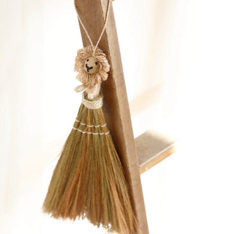 Earth Tree Fair Trade fair trade -- Table Broom (Lion) - Items for Display - Cotton & Hemp 