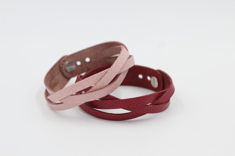 Leather and vegetable tanned leather three-strand bracelet - สร้อยข้อมือ - หนังแท้ 