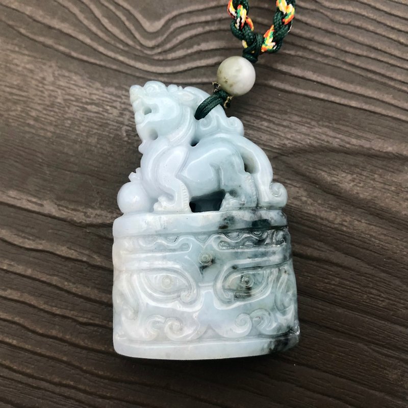 Pixiu steps on the ball and animal face-Myanmar A-grade waxy blue flower pendant ornament/lucky/feng shui/gift/old object - ของวางตกแต่ง - หยก ขาว