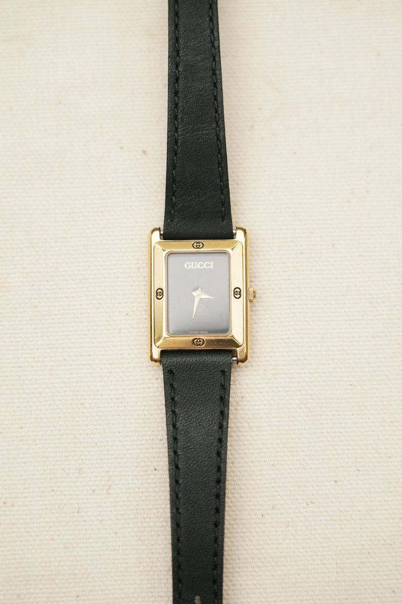 A ROOM MODEL - Vintage Gucci black plain rectangular antique watch - Women's Watches - Precious Metals Gold