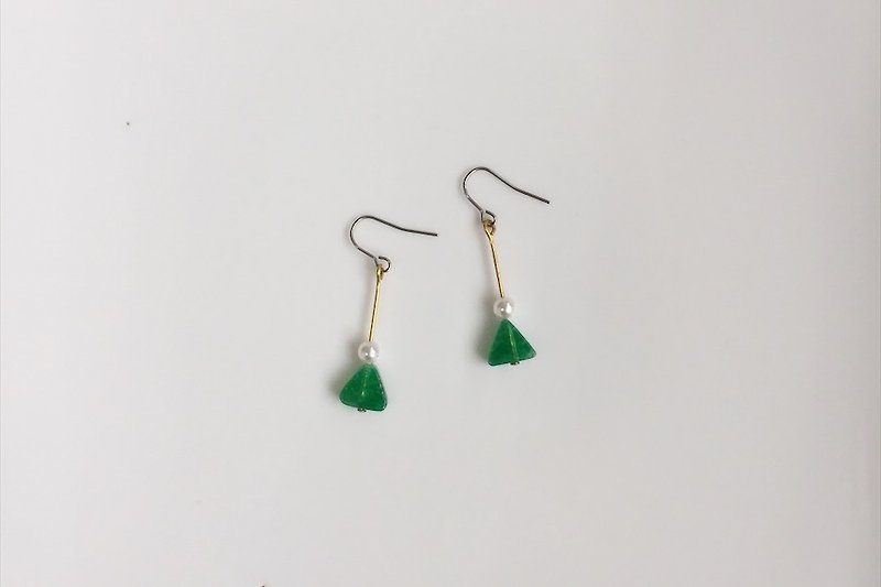 一座小山 珍珠黃銅造型耳環 - 耳環/耳夾 - 其他金屬 綠色