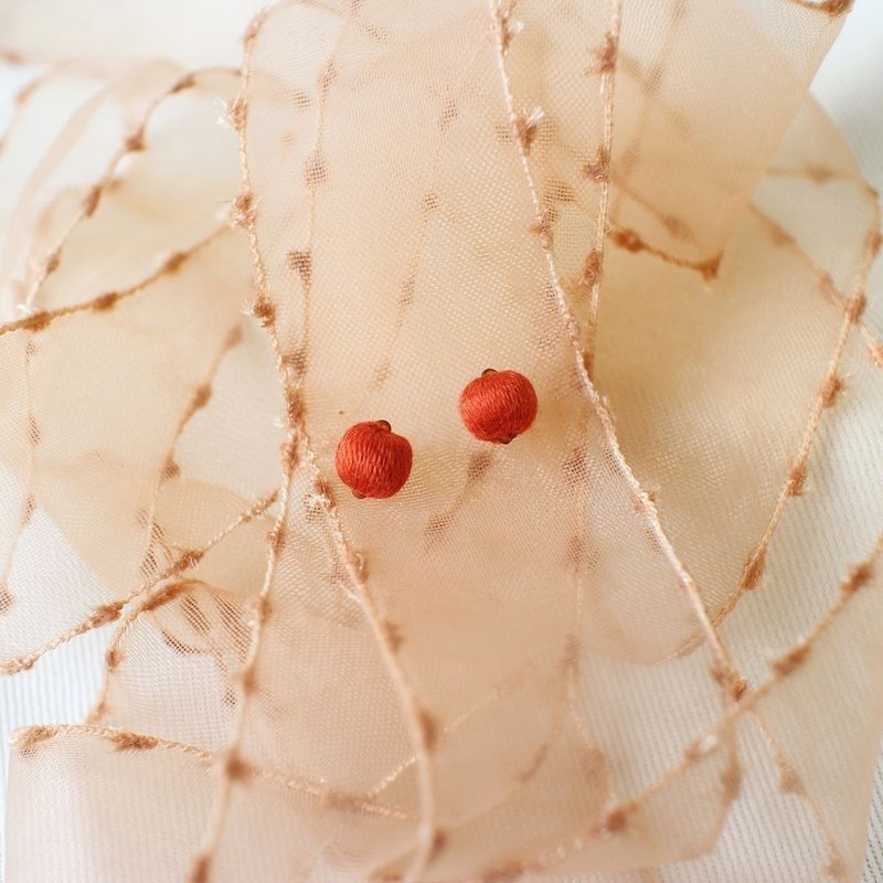 Beaded earrings_cotton balls/orange red - ต่างหู - งานปัก สีแดง