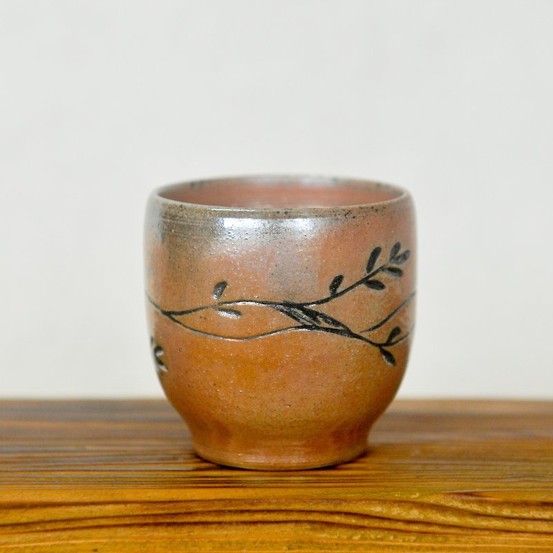 Wood fired pottery. Tree vine leisurely teacup - ถ้วย - ดินเผา สีนำ้ตาล