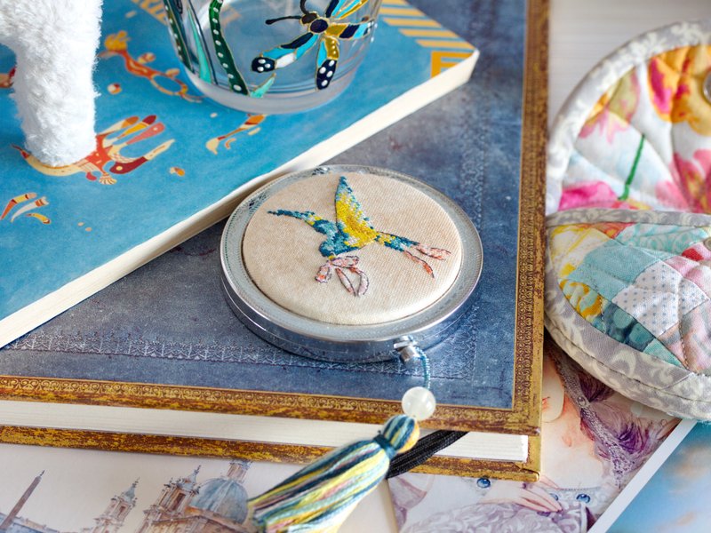 Compact mirror with petite point hand embroidered Bird & patchwork cover - กรอบแว่นตา - วัสดุอื่นๆ สีเงิน