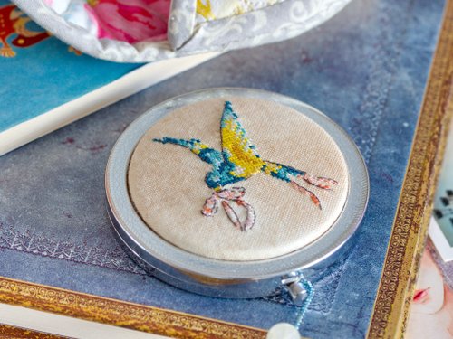 プチポイントハンド刺繍鳥＆パッチワークカバー付きコンパクトミラー