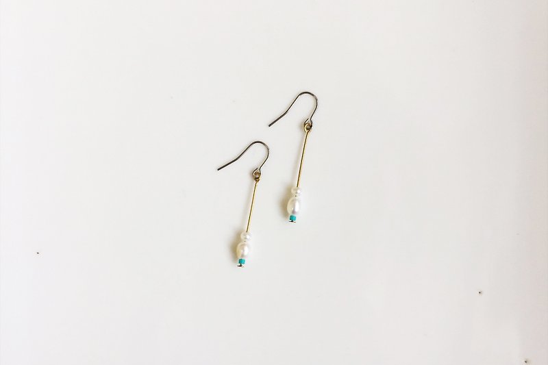 BLUE 珍珠黃銅造型耳環 - 耳環/耳夾 - 寶石 藍色