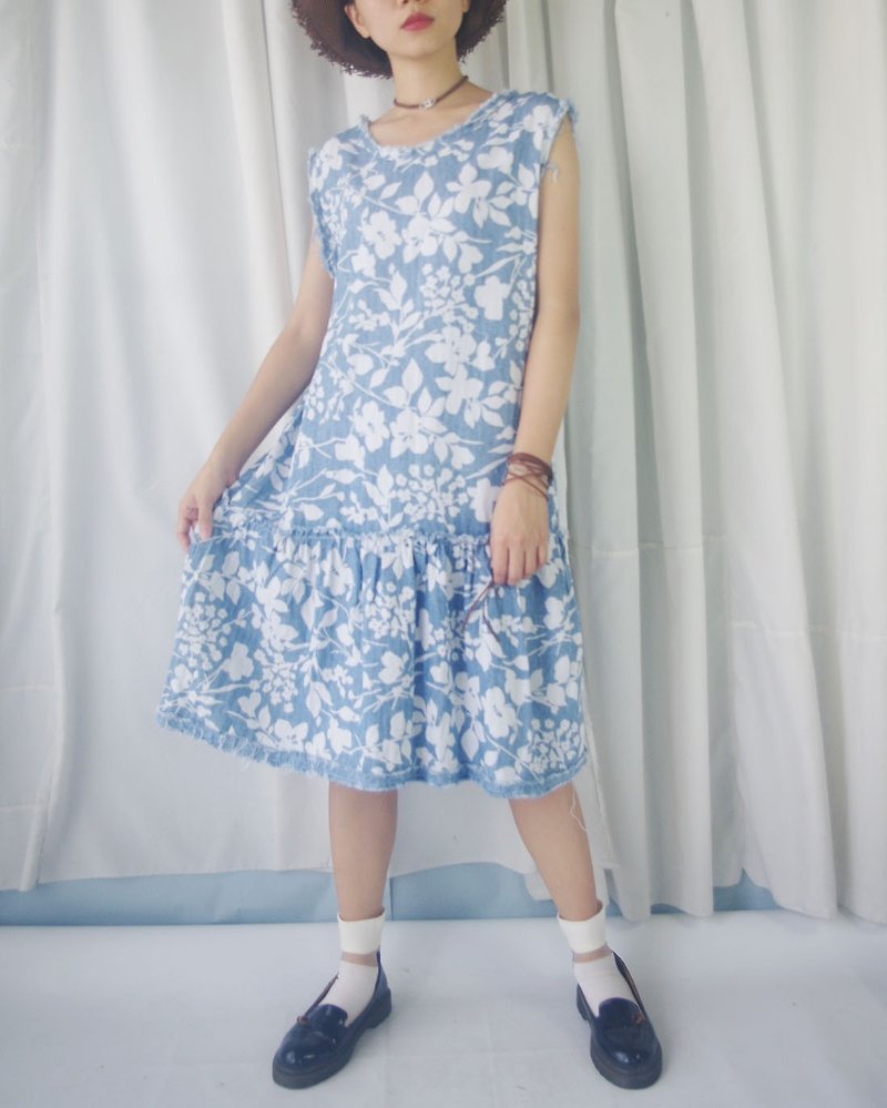 Design hand made - denim blue and white floral print virtual side loose sleeveless dress - ชุดเดรส - ผ้าฝ้าย/ผ้าลินิน สีน้ำเงิน
