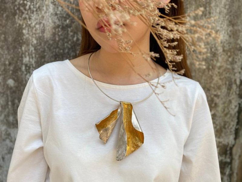 Gold coated folded leaves collar necklace (N0123) - 項鍊 - 銀 銀色