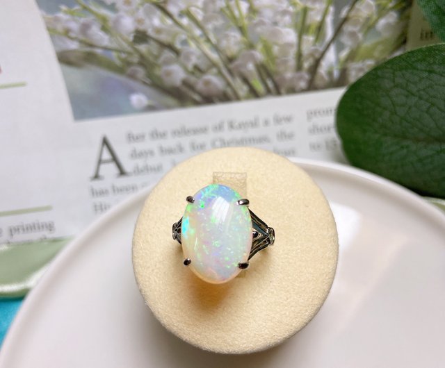 大粒天然オパールリング 遊色良好、アンティークゴールド シンプル10.5号作家物 大粒天然オパールリング 遊色良好、アンティークゴールド