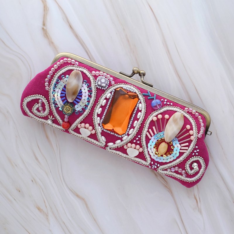 ビーズ刺繍のがま口眼鏡ケース No,3 手刺繍 軽量ハンドメイド あたたかみのあるデザイン 特別なギフトに最適 ビビッドピンク ガーゼ おしゃれで便利 - 化妝包/收納袋 - 棉．麻 粉紅色