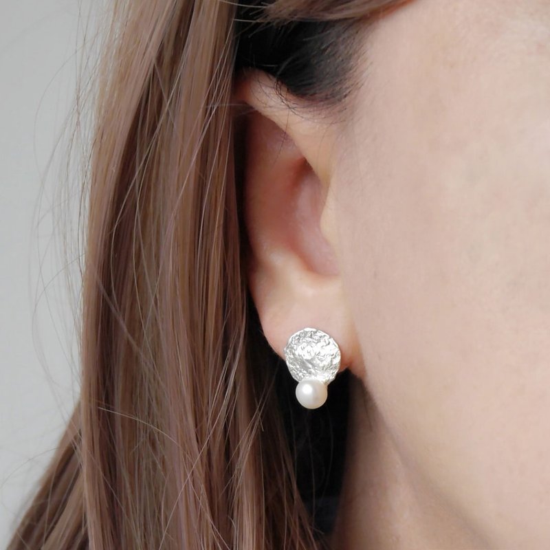 rock texture pearl earrings - ต่างหู - ไข่มุก สีเงิน