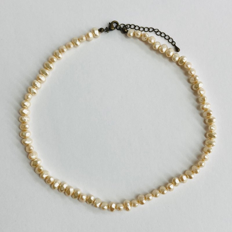 Glass baroque pearl necklace/6x8mm approx. 42cm/cream/antique brass/made in Japan - สร้อยคอ - แก้ว สีทอง