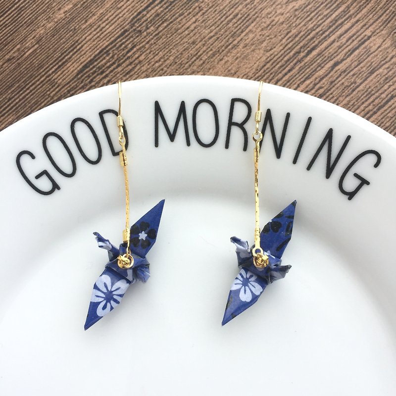 14k gold-plated Japanese traditional pattern exclusive waterproof technology deep blue cherry blossoms paper crane pendant earrings - ต่างหู - กระดาษ สีน้ำเงิน