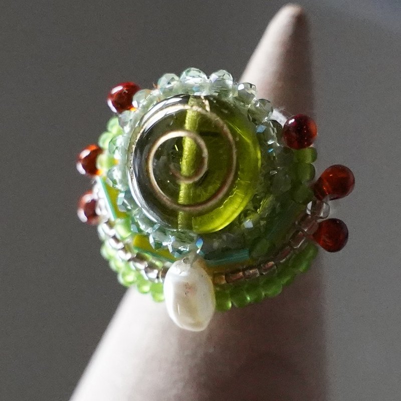 Talkative Ring 50 Free Size Bead Embroidered Ring Round Swirl Green Brown Multi Color - แหวนทั่วไป - แก้ว หลากหลายสี