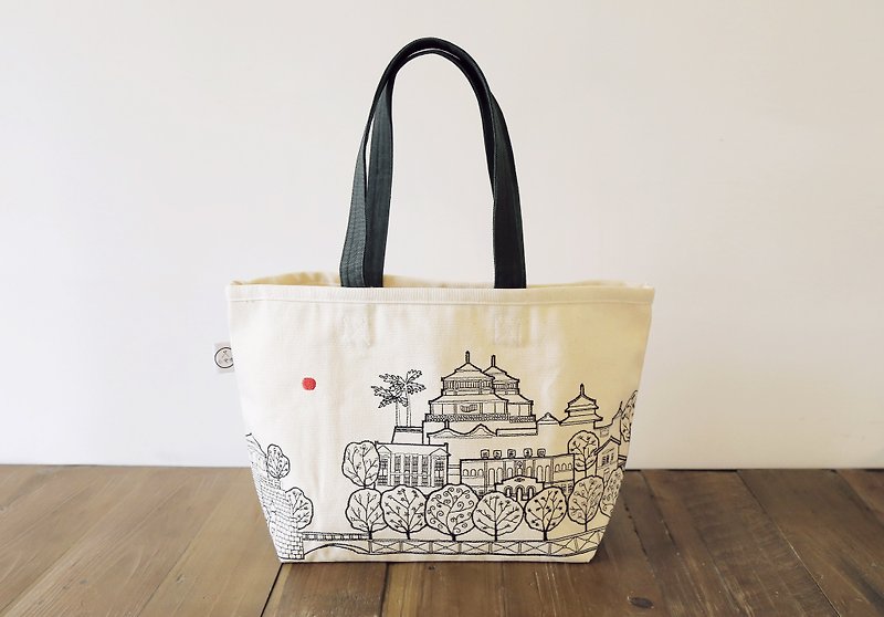 Tainan City Embroidered Tote Bag - กระเป๋าถือ - ผ้าฝ้าย/ผ้าลินิน ขาว