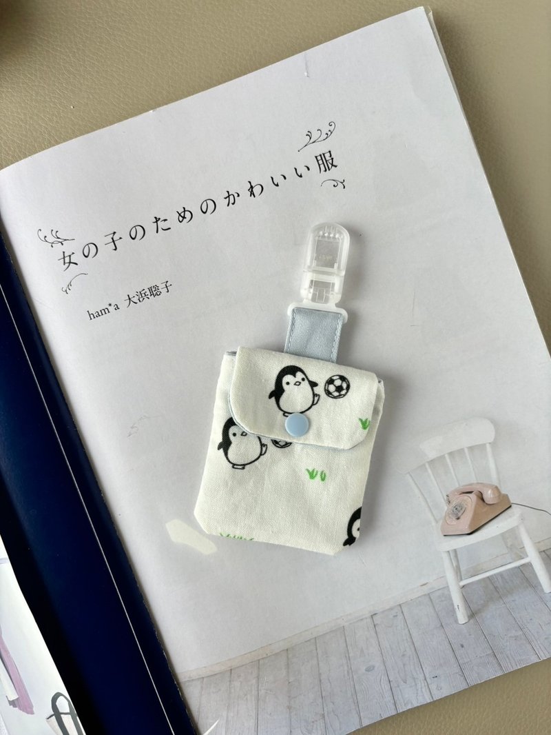 Little penguin plays football, safe lucky bag, safe talisman bag, baby handmade - ซองรับขวัญ - ผ้าฝ้าย/ผ้าลินิน ขาว