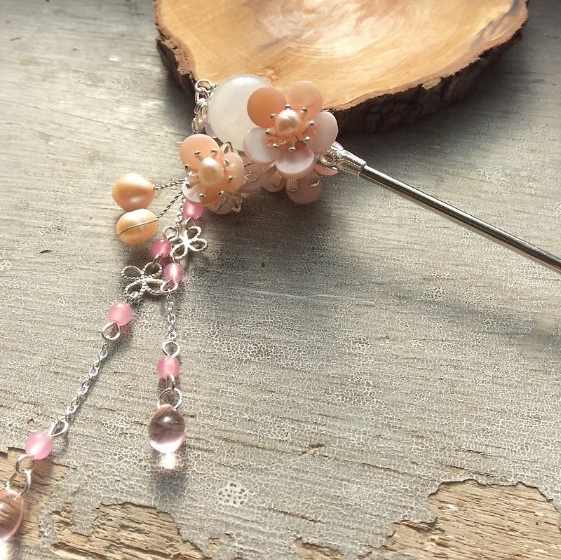 Meow Handmade~Chinese style double-sided plum blossom natural pink crystal hairpin - เครื่องประดับผม - วัสดุอื่นๆ สึชมพู
