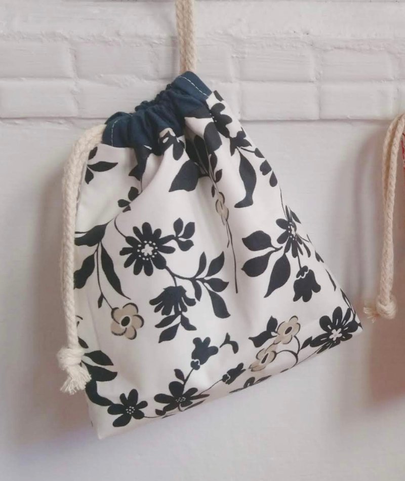 Three-dimensional Double Sided Drawstring Pocket (Black Wenqing) - กระเป๋าเครื่องสำอาง - ผ้าฝ้าย/ผ้าลินิน สีดำ