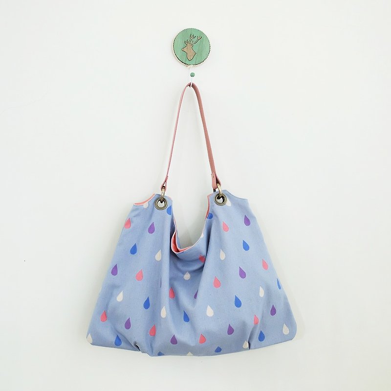 Small water droplets trapezoidal air feel pleated bag Japanese linen cowhide leather to turn the surface for color water blue - กระเป๋าแมสเซนเจอร์ - ผ้าฝ้าย/ผ้าลินิน สีน้ำเงิน